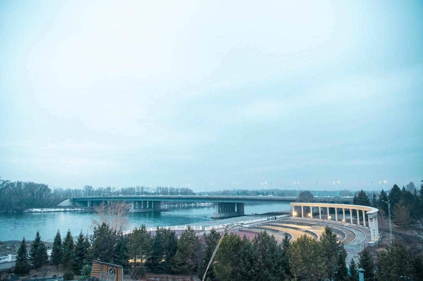 Hotel Royal Bv Ustʼ-Kamenogorsk Zewnętrze zdjęcie